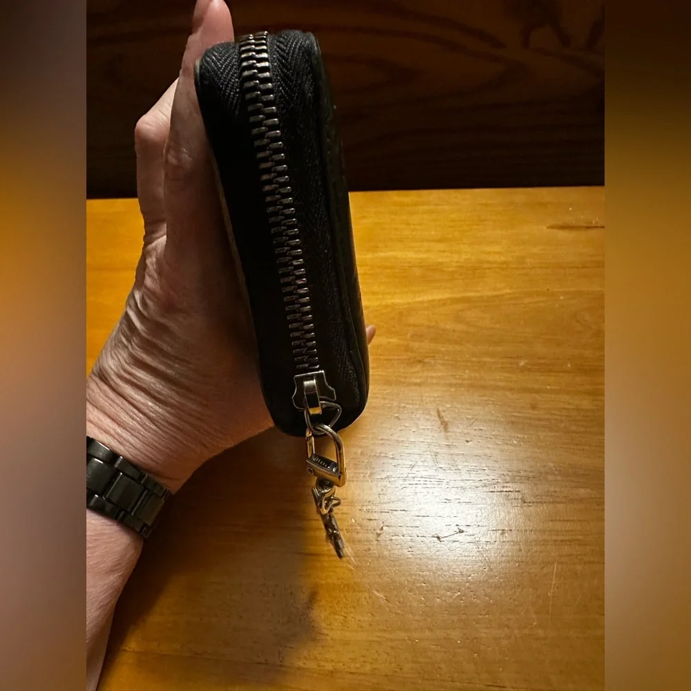 Gucci Black Embossed Leather Long Zip Wallet - Picture 4 of 9